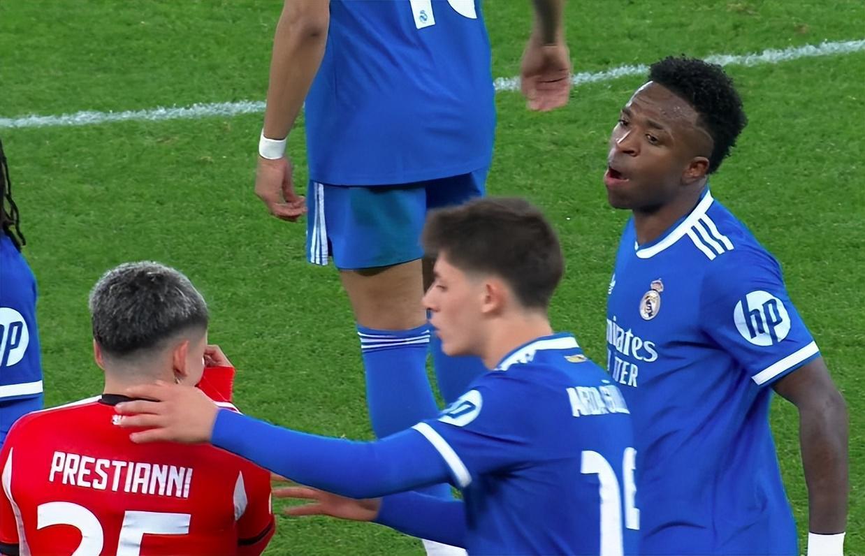 开云com-罕见！维尼修斯进球后愤怒罢赛：投诉对手歧视 贴着穆帅耳朵说话