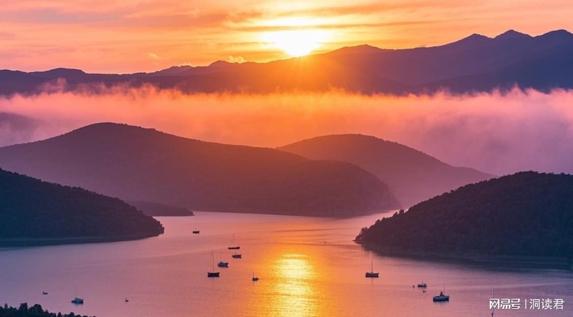 开云 官网-玄学提醒：如果一个人还在穿着10年前的衣服，只说明3个问题